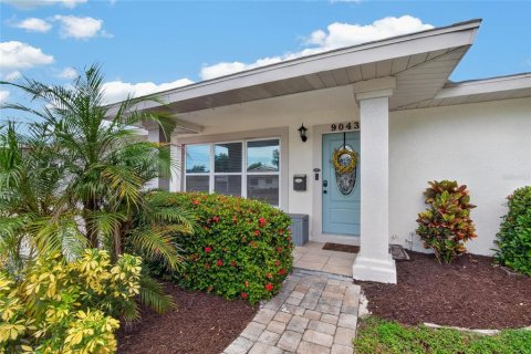 House in Saint Petersburg, Florida 3 bedrooms, 147.71 sq.m. № 2396223 - photo 6