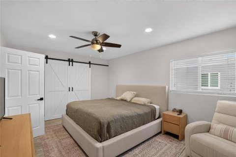 House in Saint Petersburg, Florida 3 bedrooms, 147.71 sq.m. № 2396223 - photo 24
