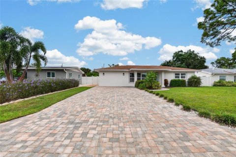 House in Saint Petersburg, Florida 3 bedrooms, 147.71 sq.m. № 2396223 - photo 5