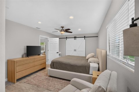 House in Saint Petersburg, Florida 3 bedrooms, 147.71 sq.m. № 2396223 - photo 25