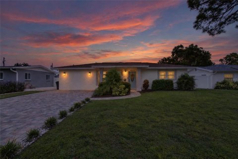 House in Saint Petersburg, Florida 3 bedrooms, 147.71 sq.m. № 2396223 - photo 2