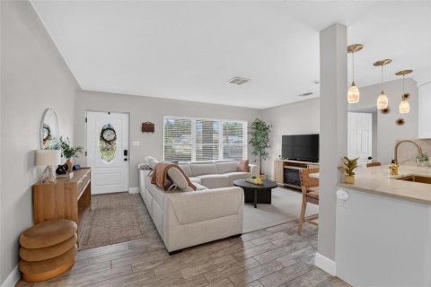 House in Saint Petersburg, Florida 3 bedrooms, 147.71 sq.m. № 2396223 - photo 9