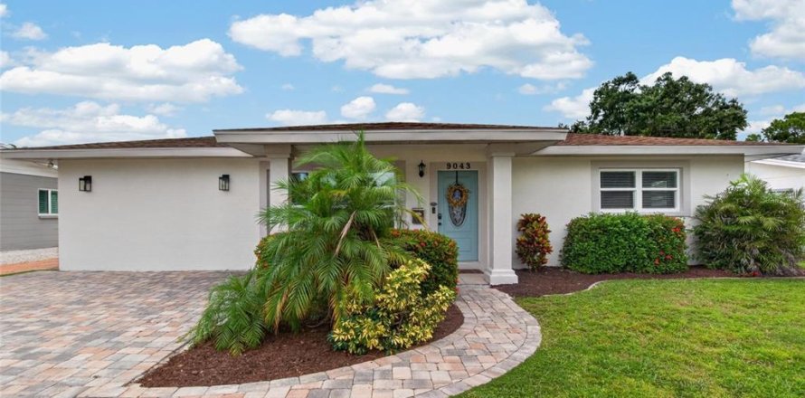House in Saint Petersburg, Florida 3 bedrooms, 147.71 sq.m. № 2396223