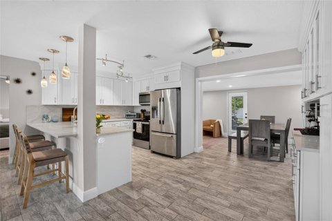 House in Saint Petersburg, Florida 3 bedrooms, 147.71 sq.m. № 2396223 - photo 14