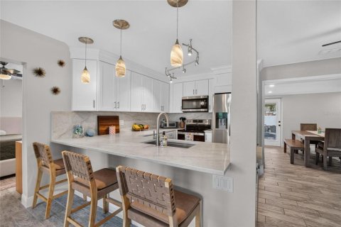 House in Saint Petersburg, Florida 3 bedrooms, 147.71 sq.m. № 2396223 - photo 13