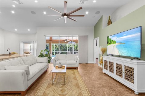 House in Cape Coral, Florida 3 bedrooms, 174.47 sq.m. № 1904291 - photo 10