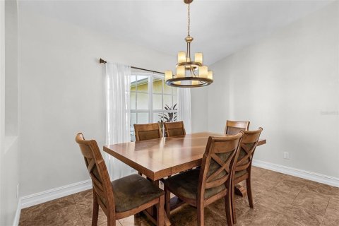 House in Cape Coral, Florida 3 bedrooms, 174.47 sq.m. № 1904291 - photo 7