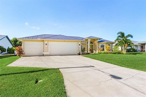 House in Cape Coral, Florida 3 bedrooms, 174.47 sq.m. № 1904291 - photo 2