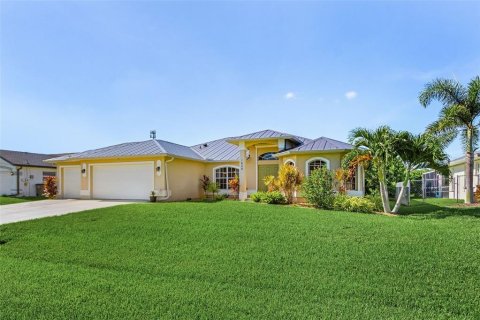 House in Cape Coral, Florida 3 bedrooms, 174.47 sq.m. № 1904291 - photo 1