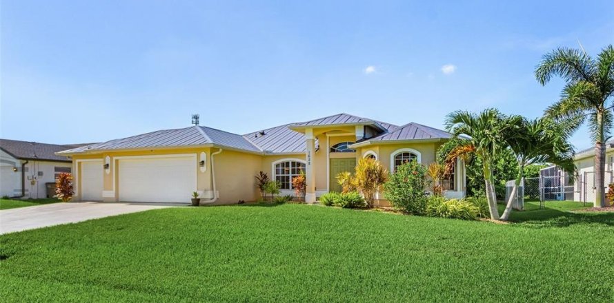 House in Cape Coral, Florida 3 bedrooms, 174.47 sq.m. № 1904291