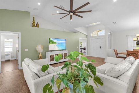 House in Cape Coral, Florida 3 bedrooms, 174.47 sq.m. № 1904291 - photo 13