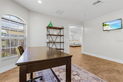 House in Cape Coral, Florida 3 bedrooms, 174.47 sq.m. № 1904291 - photo 6