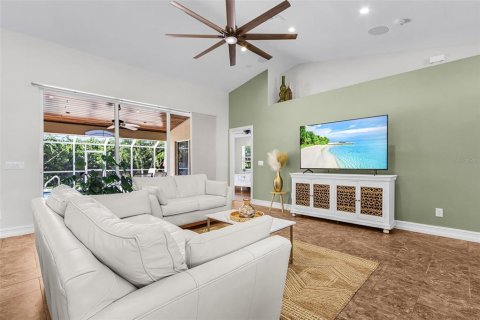 House in Cape Coral, Florida 3 bedrooms, 174.47 sq.m. № 1904291 - photo 9