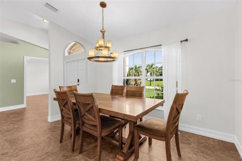 House in Cape Coral, Florida 3 bedrooms, 174.47 sq.m. № 1904291 - photo 8