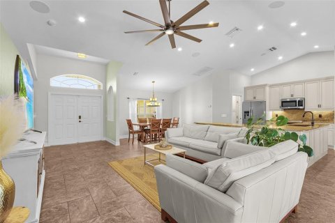 House in Cape Coral, Florida 3 bedrooms, 174.47 sq.m. № 1904291 - photo 12
