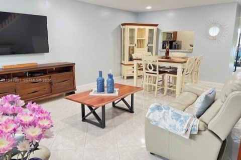 Touwnhouse à vendre à Pembroke Pines, Floride: 2 chambres, 113.71 m2 № 2003659 - photo 4