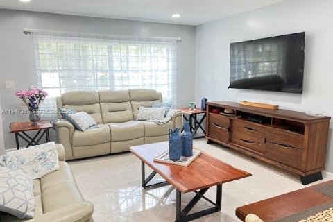 Touwnhouse à vendre à Pembroke Pines, Floride: 2 chambres, 113.71 m2 № 2003659 - photo 6