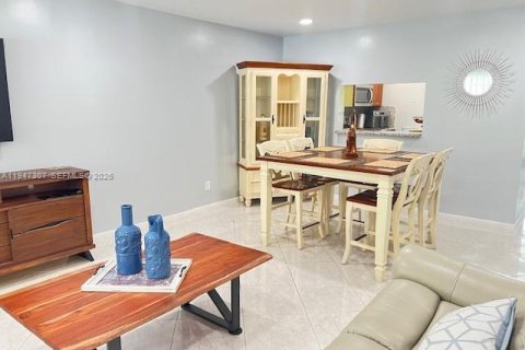 Touwnhouse à vendre à Pembroke Pines, Floride: 2 chambres, 113.71 m2 № 2003659 - photo 7