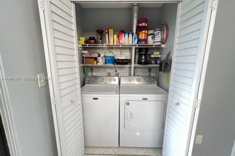 Touwnhouse à vendre à Pembroke Pines, Floride: 2 chambres, 113.71 m2 № 2003659 - photo 10