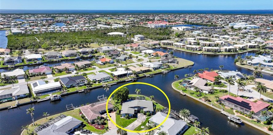 Villa ou maison à Punta Gorda, Floride 4 chambres, 179.49 m2 № 1590271