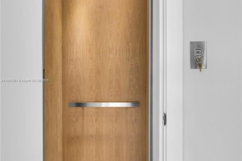 House in Key Biscayne, Florida 6 bedrooms, 327.02 sq.m. № 1936185 - photo 21