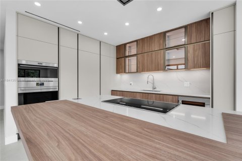 House in Key Biscayne, Florida 6 bedrooms, 327.02 sq.m. № 1936185 - photo 17