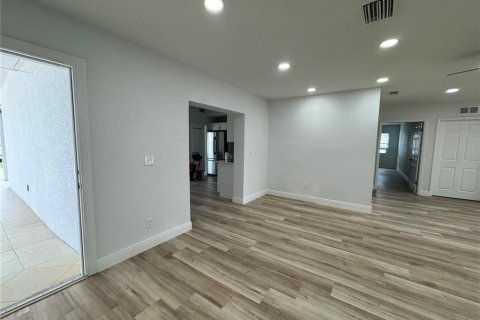 Casa en venta en Tampa, Florida, 5 dormitorios, 225.29 m2 № 1591708 - foto 15