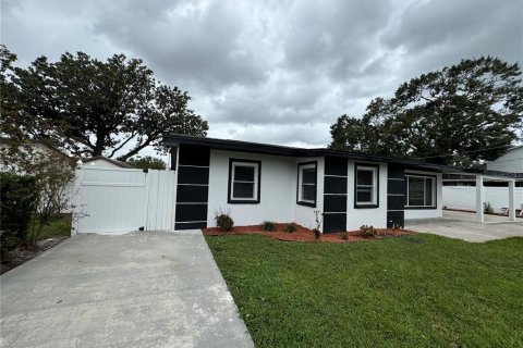 Casa en venta en Tampa, Florida, 5 dormitorios, 225.29 m2 № 1591708 - foto 2