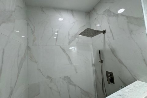 Casa en venta en Tampa, Florida, 5 dormitorios, 225.29 m2 № 1591708 - foto 11