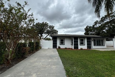 Casa en venta en Tampa, Florida, 5 dormitorios, 225.29 m2 № 1591708 - foto 1