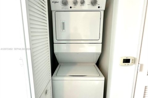 Condo in Miami, Florida, 1 bedroom  № 2305507 - photo 10