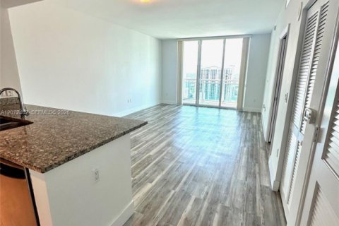 Condo in Miami, Florida, 1 bedroom  № 2305507 - photo 12