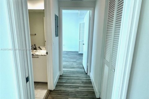 Condo in Miami, Florida, 1 bedroom  № 2305507 - photo 8