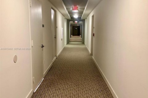 Condo in Miami, Florida, 1 bedroom  № 2305507 - photo 15