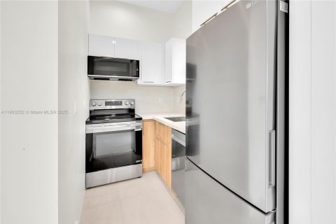 Снять в аренду квартиру в Майами, Флорида 1 спальня, 51.1м2, № 1955643 - фото 3