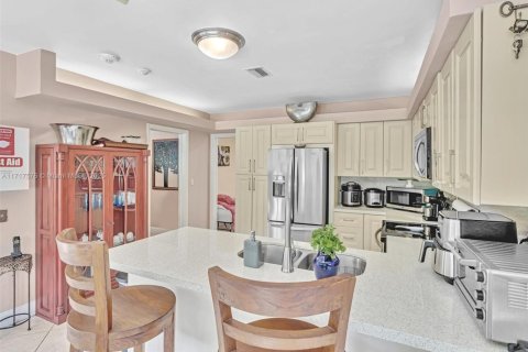 House in Hollywood, Florida 5 bedrooms, 249.35 sq.m. № 1469037 - photo 24