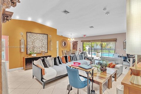 House in Hollywood, Florida 5 bedrooms, 249.35 sq.m. № 1469037 - photo 9