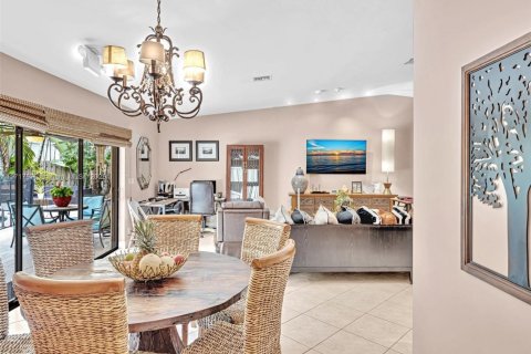 House in Hollywood, Florida 5 bedrooms, 249.35 sq.m. № 1469037 - photo 10