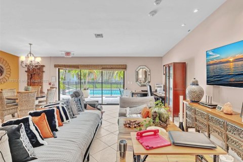 House in Hollywood, Florida 5 bedrooms, 249.35 sq.m. № 1469037 - photo 8