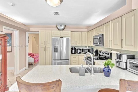 House in Hollywood, Florida 5 bedrooms, 249.35 sq.m. № 1469037 - photo 23