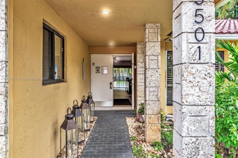 House in Hollywood, Florida 5 bedrooms, 249.35 sq.m. № 1469037 - photo 5