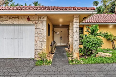 House in Hollywood, Florida 5 bedrooms, 249.35 sq.m. № 1469037 - photo 4