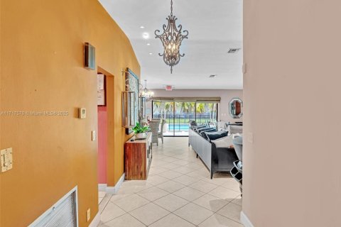 House in Hollywood, Florida 5 bedrooms, 249.35 sq.m. № 1469037 - photo 6