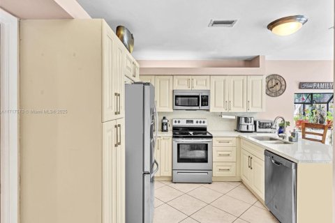 House in Hollywood, Florida 5 bedrooms, 249.35 sq.m. № 1469037 - photo 16