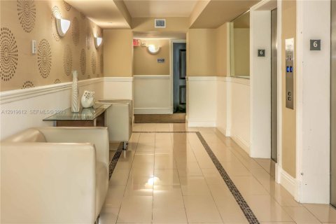 Copropriété à louer à Surfside, Floride: 55.83 m2 № 2256711 - photo 18