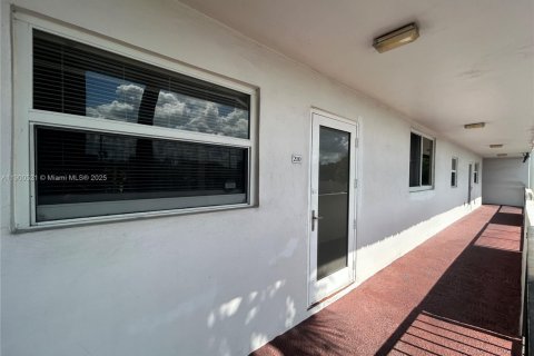 Купить кондоминиум в Санрайз, Флорида 2 спальни, 101.26м2, № 1952840 - фото 19