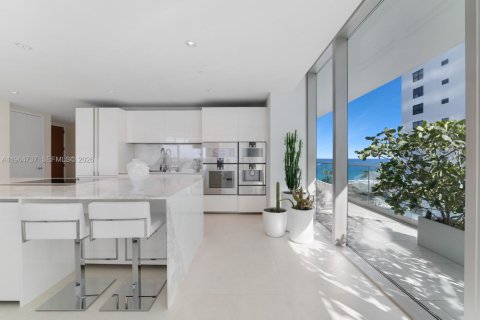 Condominio en venta en Bal Harbour, Florida, 2 dormitorios, 178.09 m2 № 2032674 - foto 13