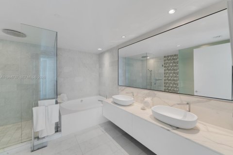 Condominio en venta en Bal Harbour, Florida, 2 dormitorios, 178.09 m2 № 2032674 - foto 19