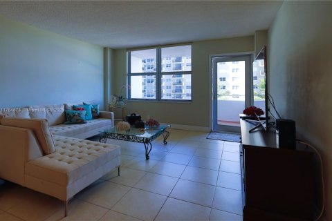 Купить кондоминиум в Серфсайд, Флорида 1 спальня, 85.28м2, № 1738457 - фото 11