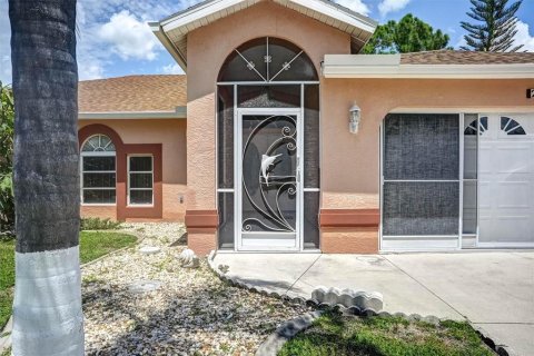House in Port Charlotte, Florida 4 bedrooms, 231.61 sq.m. № 2295197